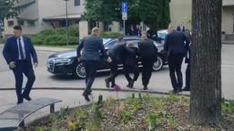Il premier slovacco Fico ferito a colpi di pistola viene portato via (Foto X/NEXTA)