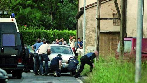 
 Una sequenza dei carabinieri che cercano di entrare nell'abitazione di Zanellato a Nanto poco dopo l'uccisione di Gildoni. COLORFOTO