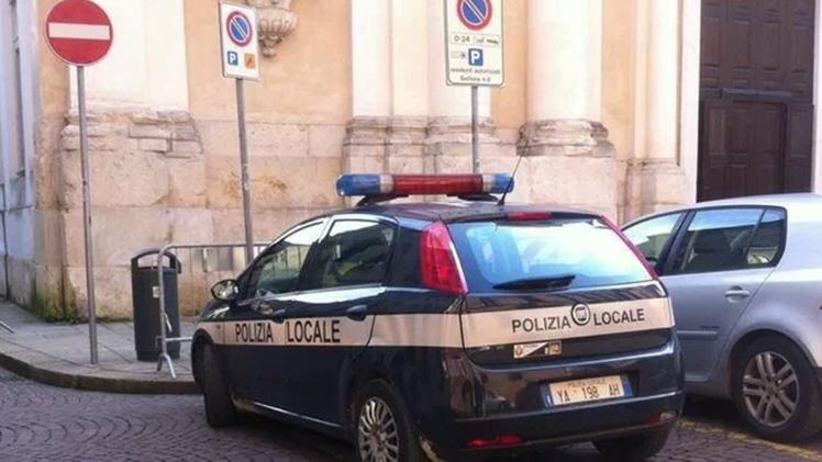 Auto della polizia locale parcheggiata nel posto disabili di fronte alla chiesa di S. Stefano