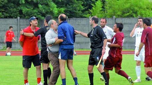 
 Scintille al termine di Eurotezze-Chioggia, l'ultima partita giocata dalla squadra rossoblu. FOTO CECCON