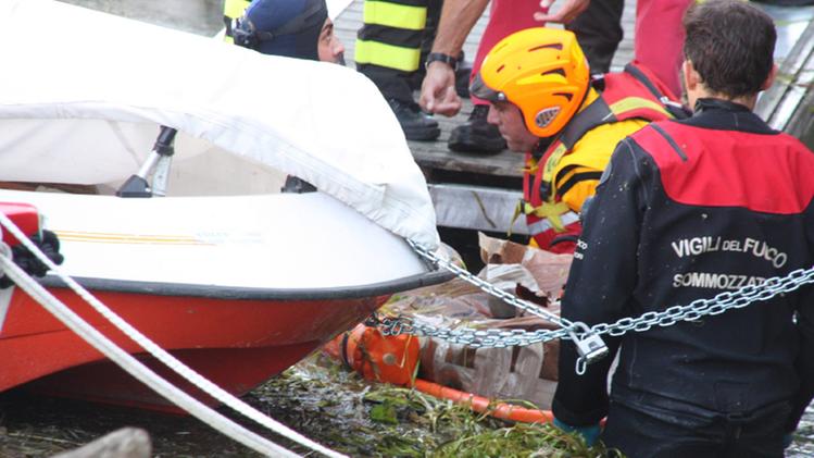 I sommozzatori dei vigili del fuoco recuperano il corpo della donna che si è incagliato in un pontile lungo il canale di Mezzo, a Peschiera a poca distanza da dove era stato ritrovato l’uomo FOTOSERVIZIO DI COSTANTINO FADDA 