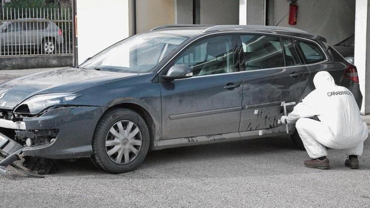 La Renault Laguna in cui è morto Albano Cassol, 41 anni. Ieri è stata analizzata dagli inquirenti. COLORFOTO
