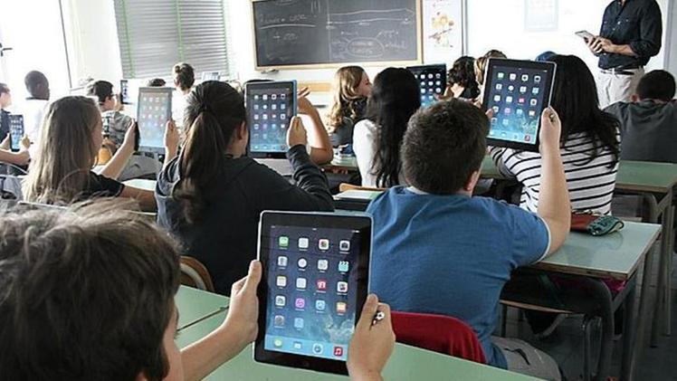 Gli alunni con i tablet con cui potranno studiare in classe. S.D.C.