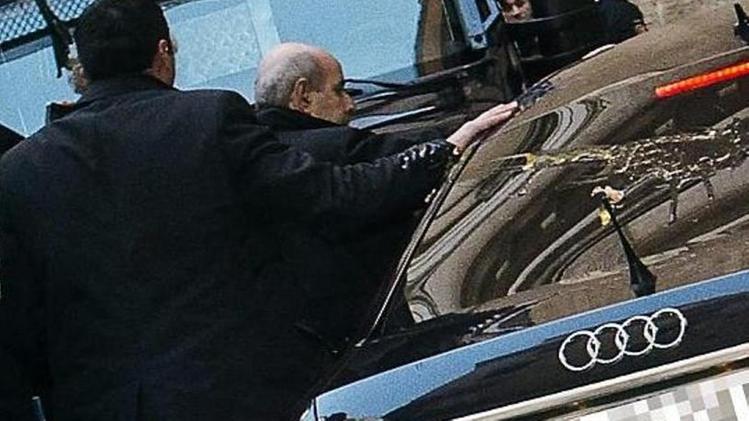 Contestazioni contro Silvio: l'auto di Berlusconi colpita da un uovo