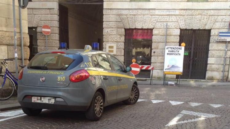 Parcheggio "disinvolto" della Guardia di Finanza in centro storico a Vicenza
