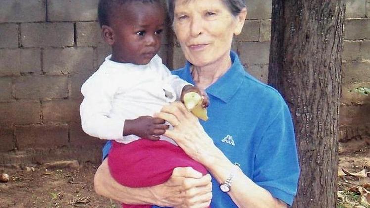 Suor Bernardetta con un bambino nel villaggio di Kamenge