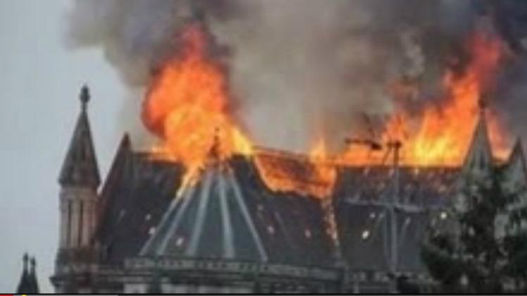Un'immagine impressionante dell'incendio che ha distrutto la basilica di Nantes in Francia