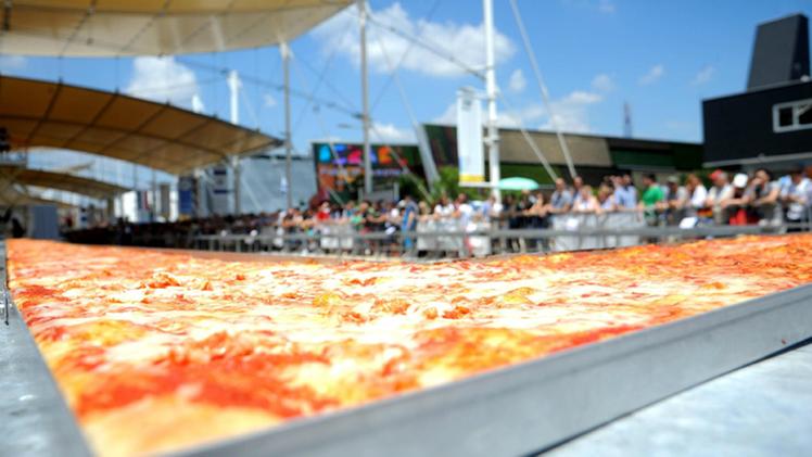 Ieri 60 pizzaioli italiani hanno realizzato una pizza lunga 1595 metri all'Expo