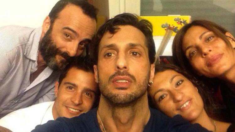 Primo selfie di Fabrizio Corona uscito dal carcere con alcuni operatori della comunità