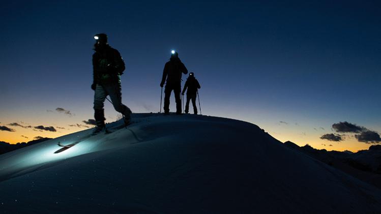 Un'immagine suggestiva di una escursione notturna con gli sci sui monti del vicentino