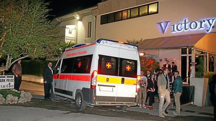 L'ambulanza intervenuta sabato sera al Victory, dove è avvenuto il drammatico episodio. COLORFOTO