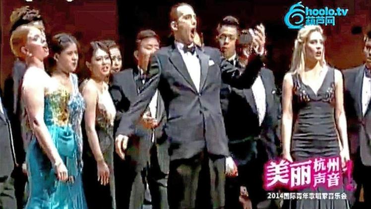 Andrea Zaupa ripreso durante una sua performance andata in onda alla tv cinese