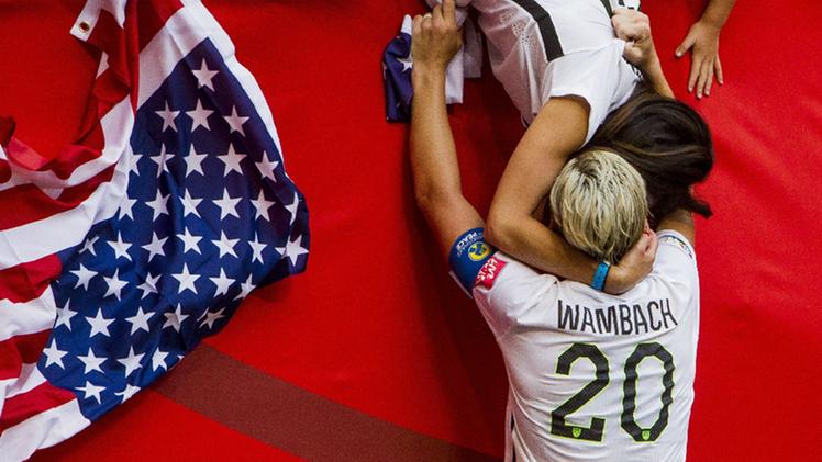 Il bacio tra l'attaccante della nazionale Usa di calcio femminile Abby Wambach e la moglie