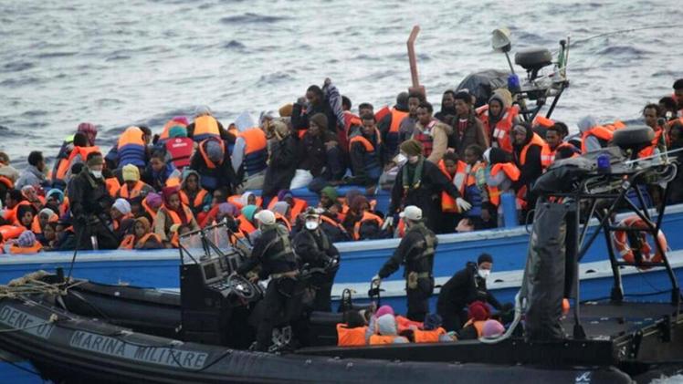 La guardia costiera salva centinaia di migranti