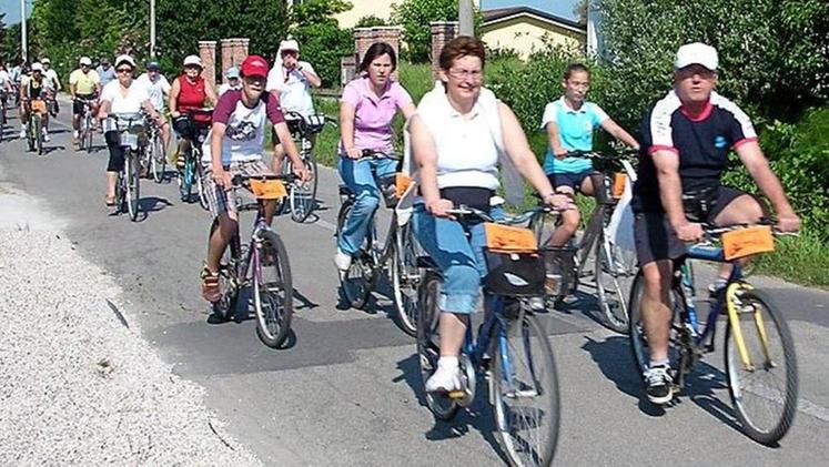 Ciclisti durante un'escursione per promuovere la Treviso-Ostiglia