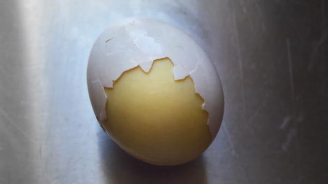 Come strapazzare l'uovo dentro al guscio