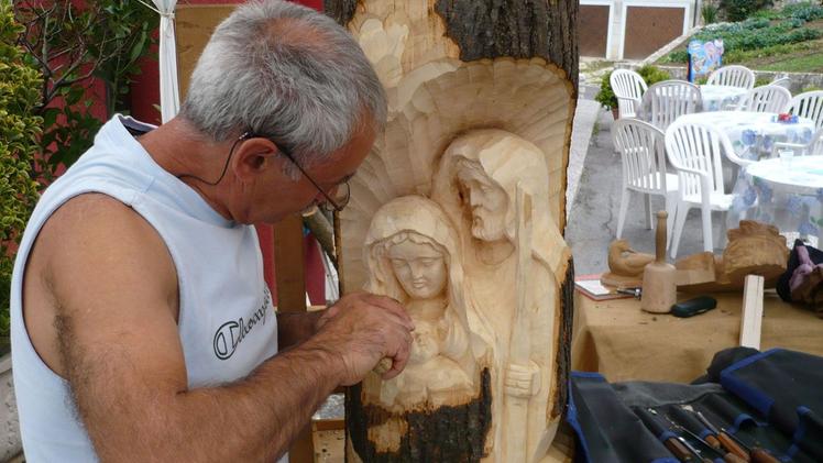 Uno scultore del legno in azione