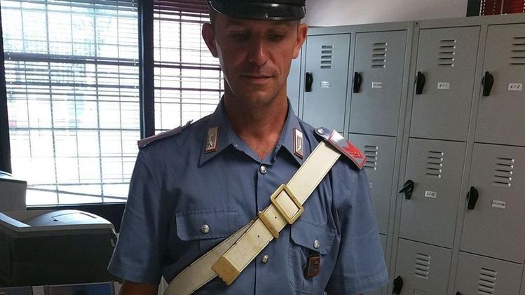 Un militare mostra le dosi di eroina recuperate dalla borraccia