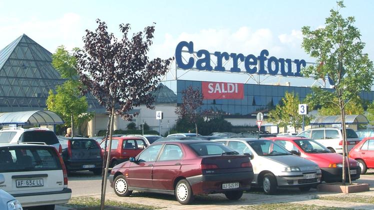 L’esterno del centro commerciale Carrefour
