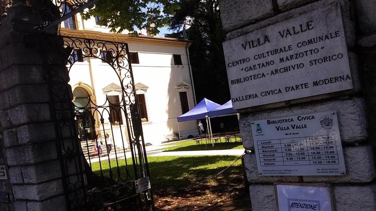 L'ingresso della biblioteca "Villa Valle". ZILLIKEN
