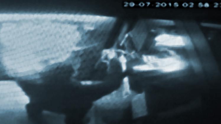 Le macchine dei carabinieri riprese durante l’inseguimento notturno, in centro. FOTOSERVIZIO STELLA CISCATOIl ladro ripreso dalle telecamere della tabaccheria Crivellaro