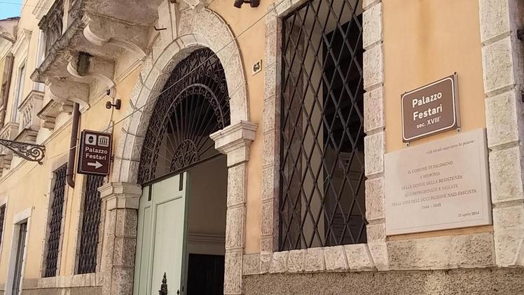 L'ingresso di palazzo Festari da corso Italia.