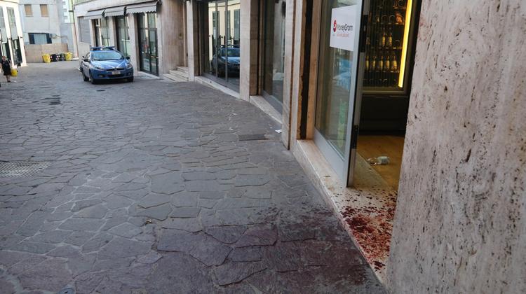 Le tracce di sangue in via Gorizia