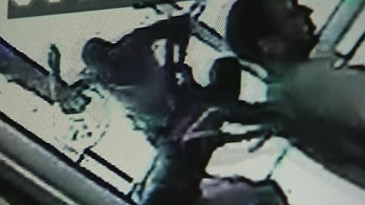 Un fermo immagine del video dell'accoltellamento in viale Gorizia