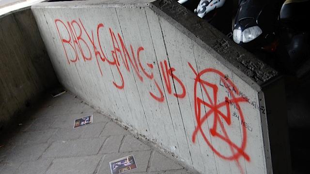 L'opera di un vandalo in viale Trento. ZILLIKEN