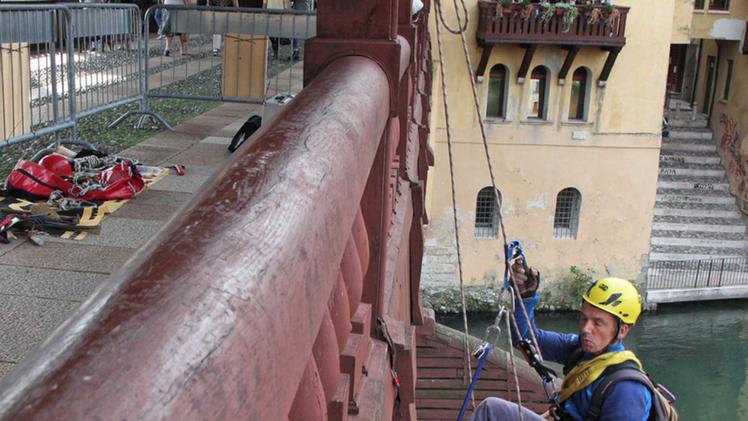 Una veduta della pavimentazione irregolareAlcuni dei controlli effettuati negli ultimi mesi sul Ponte Vecchio