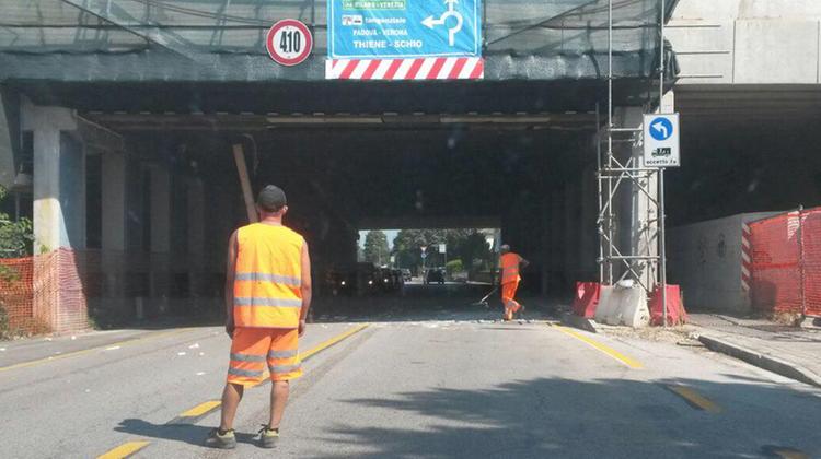 Gli operai ripuliscono la strada dai calcinacci caduti (foto Fb Massimo Zanotto)