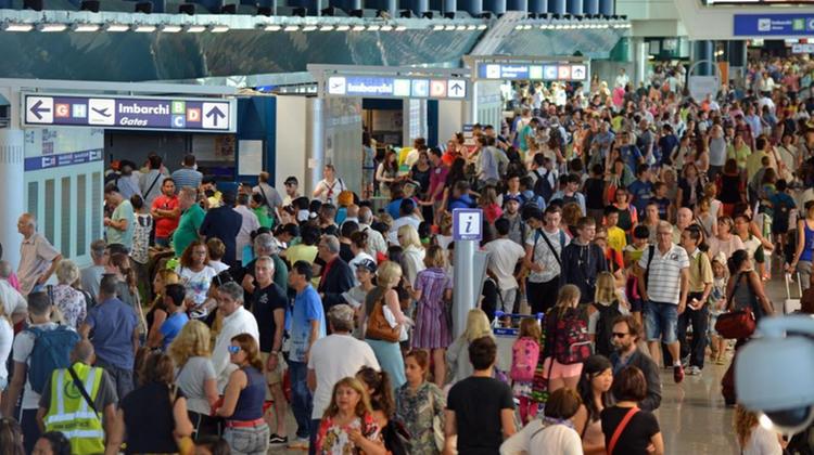 Folla all'aeroporto di Fiumicino che il vicesindaco Bulgarini d'Elci d'ora in poi «eviterà come la peste»