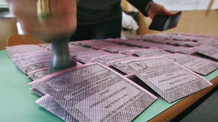 Le schede elettorali vidimate dal presidente del seggio. L'astensionismo potrebbe essere decisivo