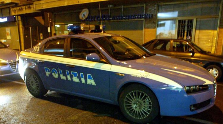 Auto della polizia in via Firenze