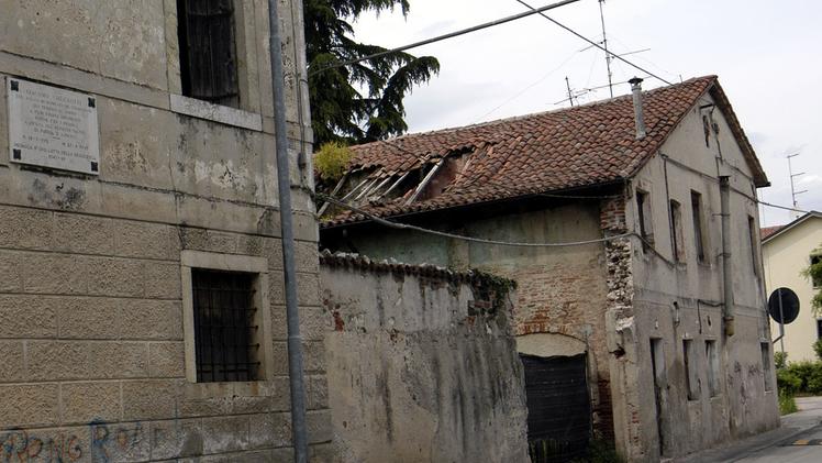Il residence conosciuto come condominio fantasma in quanto è rimasto disabitato per anniL’edificio Chilesotti, dove nacque il comandante partigiano. ARCHIVIO