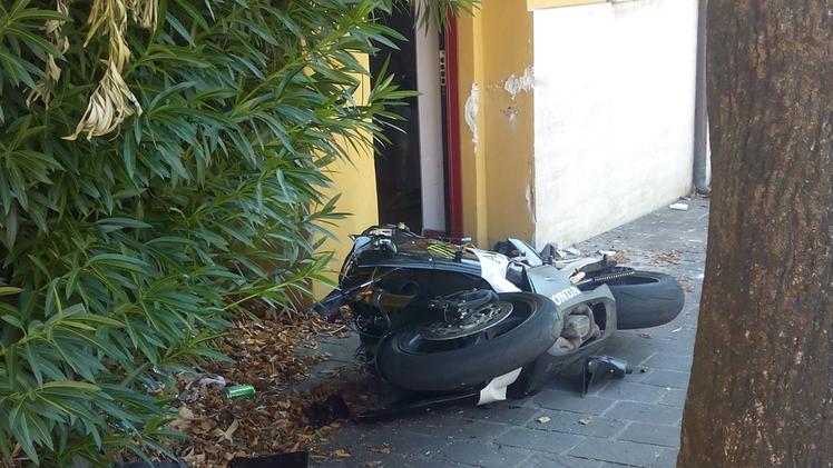 La bici distrutta dopo l’impatto con la moto in via Vittorio VenetoIl motociclista è finito contro la porta di un’abitazione