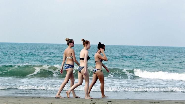 Tre ragazze (vestite) su una spiaggia di Las Palmas