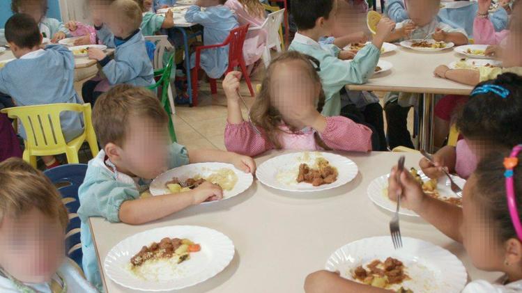 Nella foto d’archivio alcuni bambini pranzano nella mensa di un asilo