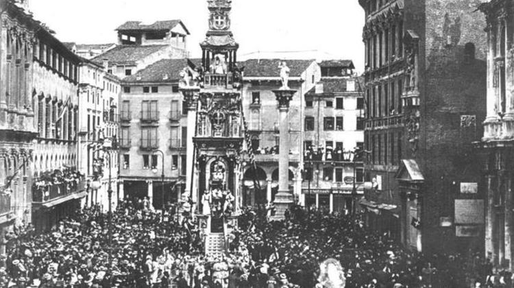La Rua in piazza dei Signori nel settembre 1912. DAGLI ARCHIVI FERRINI