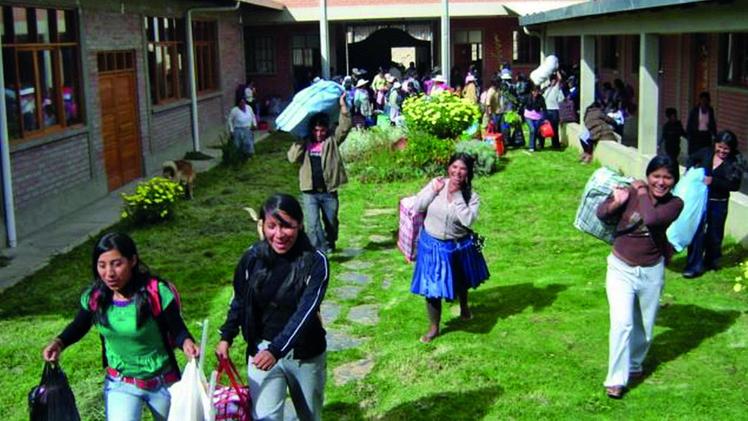 L’infermeria ormai ultimata che sarà intitolata ad Erminia GrazianiLe allieve nel cortile della scuola  all’inizio dell’anno scolastico,  quando arrivano dai villaggiAnna Maria Bertoldo, già sindacalista Cisl, volontaria in BoliviaLe ragazze della casa estudiantil durante una lezione