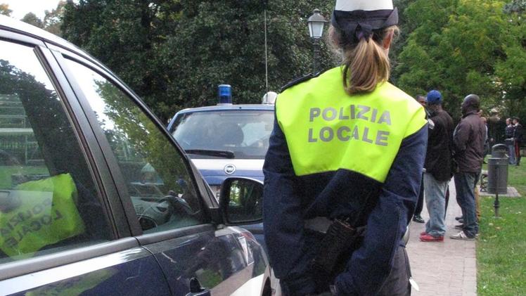 Via Giorgione: i residenti hanno segnalato spaccio di droga. COLORFOTOUn intervento della polizia locale nelle zone dello spaccio