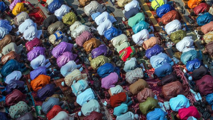Fedeli musulmani durante un momento di preghiera in una moschea. FOTO ANSA