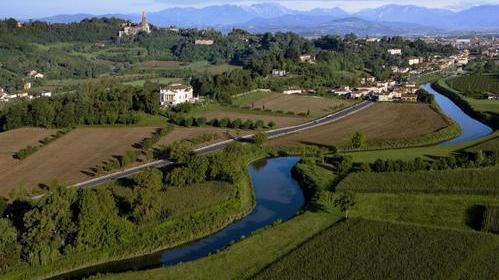 I Colli Berici visti da sudest con la città di Vicenza sullo sfondo. FOTO STEFANO MARUZZO