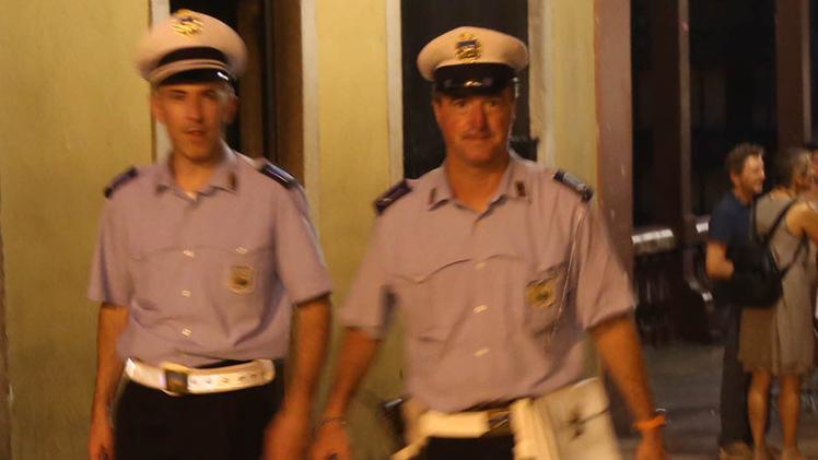 La polizia locale della Valbrenta regola il traffico a CarpanèUna pattuglia di vigili urbani in servizio in centro storico