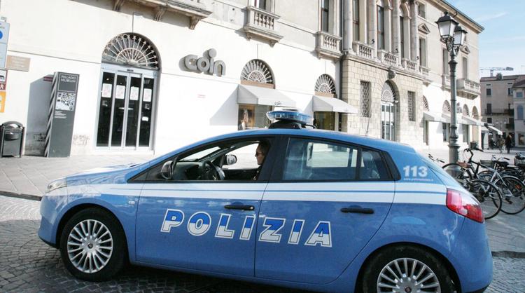 Un'auto della polizia davanti a Coin, in piazza Castello