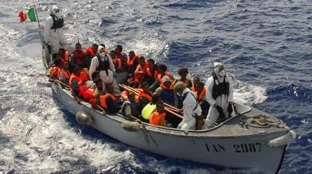 Un gruppo di migranti tratti in salvo dalla Marina italiana nel canale di Sicilia. ANSA