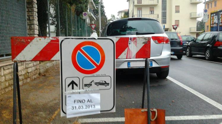 Aurto parcheggiate in divieto in viale Ferrarin