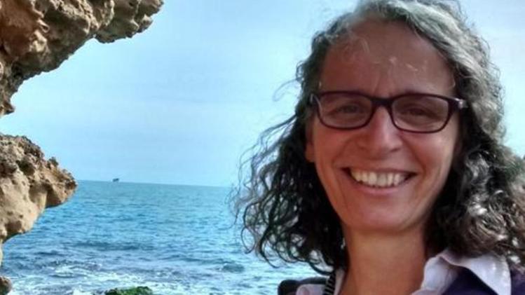 Suor Michela Marchetti, 49 anni, sul mare di Crotone