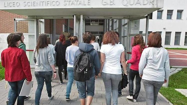 Studenti davanti all'ingresso del liceo Quadri di Vicenza
