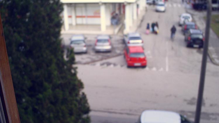 Parcheggio in doppia fila a Laghetto di Vicenza dell'auto rossa che invade anche lo stop all'incrocio